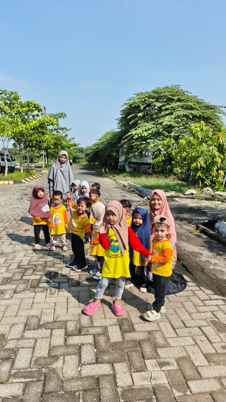 Anak bermain outdoor di Daycare Al Ibrah